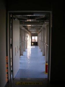なんと、秘密の扉があった！教育プラザ１号館から、一度も外に出ずに体育館へいける渡り廊下があったのだ！！